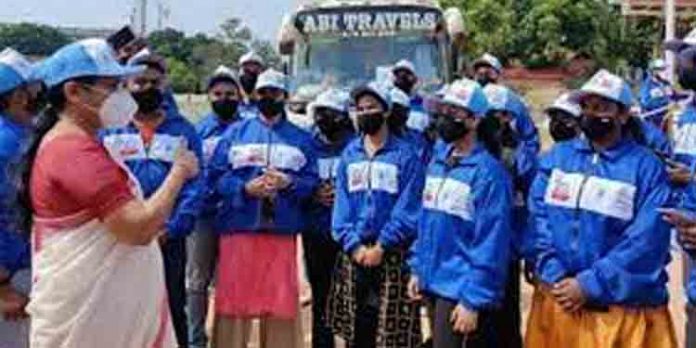 അന്നം മുട്ടി ; കോവിഡ് ബ്രിഗേഡേര്സ് കൂലിക്കായി കൊടിപിടിക്കുന്നു അന്നം മുട്ടി ; കോവിഡ് ബ്രിഗേഡേര്സ് കൂലിക്കായി കൊടിപിടിക്കുന്നു