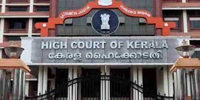 വീട്ടിലിരുന്ന് മദ്യപിച്ചാല് പോലീസിനെന്താ കുഴപ്പമെന്ന് ഹൈക്കോടതി ; സര്ക്കാര് ഉദ്യോഗസ്ഥനെതിരായ കേസ് റദ്ദാക്കി വീട്ടിലിരുന്ന് മദ്യപിച്ചാല് പോലീസിനെന്താ കുഴപ്പമെന്ന് ഹൈക്കോടതി ; സര്ക്കാര് ഉദ്യോഗസ്ഥനെതിരായ കേസ് റദ്ദാക്കി