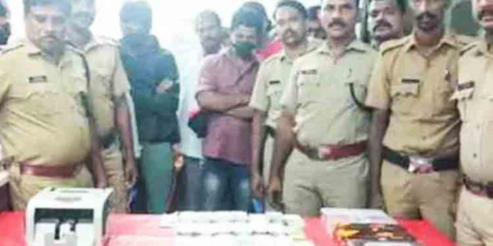 നോട്ടെണ്ണല് മെഷീനുമായി വന് ചൂതാട്ടസംഘത്തെ തോപ്പുംപടി പോലീസ് പിടികൂടി നോട്ടെണ്ണല് മെഷീനുമായി വന് ചൂതാട്ടസംഘത്തെ തോപ്പുംപടി പോലീസ് പിടികൂടി