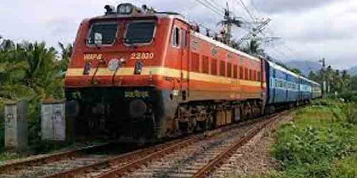 റെയില്വേ സാധാരണ പ്രവര്ത്തനത്തിലേക്ക് ; പിആര്എസ് സേവനങ്ങള്ക്ക് നിയന്ത്രണം ഏര്പ്പെടുത്തി റെയില്വേ സാധാരണ പ്രവര്ത്തനത്തിലേക്ക് ; പിആര്എസ് സേവനങ്ങള്ക്ക് നിയന്ത്രണം ഏര്പ്പെടുത്തി