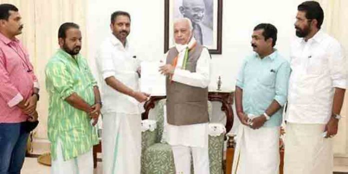 കേസ് അന്വേഷണം എന് ഐ എയ്ക്ക് കൈമാറണം ; ബി ജെ പി നേതാക്കള് ഗവര്ണറെ കണ്ടു കേസ് അന്വേഷണം എന് ഐ എയ്ക്ക് കൈമാറണം ; ബി ജെ പി നേതാക്കള് ഗവര്ണറെ കണ്ടു