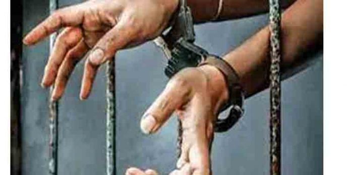 മക്കളെയും ഭര്ത്താവിനെയും ഉപേക്ഷിച്ച് കെട്ടിടം പണിക്കു വന്ന ആളിന്റെ കൂടെ ഒളിച്ചോടി – യുവതിയും കാമുകനും അഴിക്കുള്ളില് മക്കളെയും ഭര്ത്താവിനെയും ഉപേക്ഷിച്ച് കെട്ടിടം പണിക്കു വന്ന ആളിന്റെ കൂടെ ഒളിച്ചോടി – യുവതിയും കാമുകനും അഴിക്കുള്ളില്