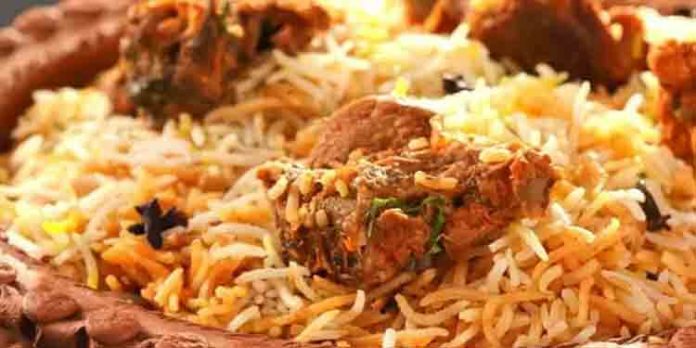 ബിരിയാണിയിൽ പുഴുവെന്ന് ആരോപിച്ച് ബിരിയാണി ചെമ്പ് യുവാവ് റോഡിലേക്ക് വലിച്ചെറിഞ്ഞു ബിരിയാണിയിൽ പുഴുവെന്ന് ആരോപിച്ച് ബിരിയാണി ചെമ്പ് യുവാവ് റോഡിലേക്ക് വലിച്ചെറിഞ്ഞു