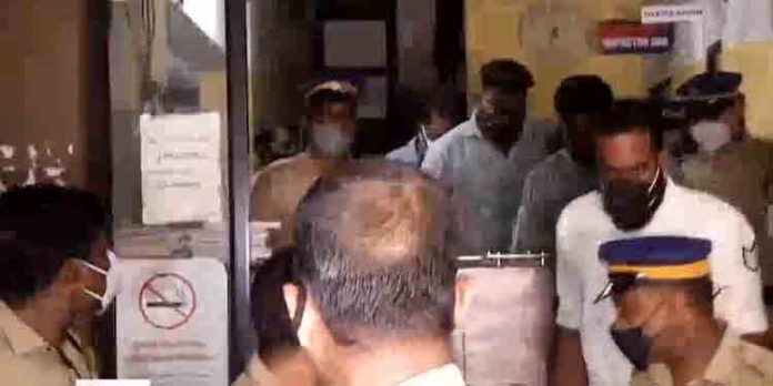 മോഡലുകളുടെ അപകടമരണം ; ഹോട്ടലുടമയും, തൊഴിലാളികളും അറസ്റ്റില് മോഡലുകളുടെ അപകടമരണം ; ഹോട്ടലുടമയും, തൊഴിലാളികളും അറസ്റ്റില്