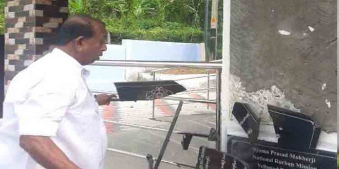 ഉദ്ഘാടനത്തിന് ക്ഷണിച്ചില്ല ശിലാഫലകത്തില് പേരില്ല ; ക്ഷുഭിതനായ ജില്ലാ പഞ്ചായത്തംഗം ശിലാഫലകം അടിച്ചു തകര്ത്തു ഉദ്ഘാടനത്തിന് ക്ഷണിച്ചില്ല ശിലാഫലകത്തില് പേരില്ല ; ക്ഷുഭിതനായ ജില്ലാ പഞ്ചായത്തംഗം ശിലാഫലകം അടിച്ചു തകര്ത്തു