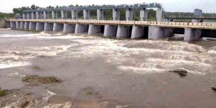 മുന്നറിയിപ്പില്ലാതെ ആളിയാര് ഡാം തുറന്നു ; പാലക്കാട്ടെ പുഴകളില് കുത്തൊഴുക്ക് ; പ്രദേശവാസികള് ഭീതിയില് മുന്നറിയിപ്പില്ലാതെ ആളിയാര് ഡാം തുറന്നു ; പാലക്കാട്ടെ പുഴകളില് കുത്തൊഴുക്ക് ; പ്രദേശവാസികള് ഭീതിയില്