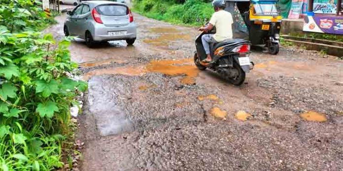 റോഡ് നിർമ്മാണ പ്രവർത്തനങ്ങൾ ഇഴയുന്നത് യാത്രക്കാരെ ദുരിതത്തിലാക്കുന്നു റോഡ് നിർമ്മാണ പ്രവർത്തനങ്ങൾ ഇഴയുന്നത് യാത്രക്കാരെ ദുരിതത്തിലാക്കുന്നു