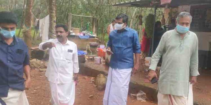 ഏനാദി മംഗലത്തെ മഴക്കെടുതി വിലയിരുത്താന് എംഎല്എ കെയു ജനീഷ്ക്കുമാര് സന്ദര്ശനം നടത്തി ഏനാദി മംഗലത്തെ മഴക്കെടുതി വിലയിരുത്താന് എംഎല്എ കെയു ജനീഷ്ക്കുമാര് സന്ദര്ശനം നടത്തി