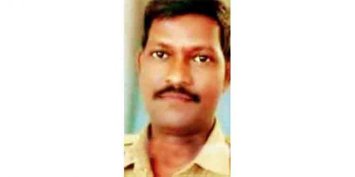 കടന്നല്ക്കൂട്ടം സ്കൂള് വിദ്യാര്ഥികളെ അക്രമിച്ചു ; കുട്ടികളെ രക്ഷപ്പെടുത്തി ആസ്പത്രിയിലെത്തിച്ച ഹോംഗാര്ഡ് കടന്നല് കുത്തേറ്റ് മരിച്ചു കടന്നല്ക്കൂട്ടം സ്കൂള് വിദ്യാര്ഥികളെ അക്രമിച്ചു ; കുട്ടികളെ രക്ഷപ്പെടുത്തി ആസ്പത്രിയിലെത്തിച്ച ഹോംഗാര്ഡ് കടന്നല് കുത്തേറ്റ് മരിച്ചു