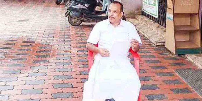 നഗരസഭയ്ക്കു മുന്നില് കൗണ്സിലറുടെ പ്രതിക്ഷേധം നഗരസഭയ്ക്കു മുന്നില് കൗണ്സിലറുടെ പ്രതിക്ഷേധം