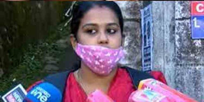 ആന്ധ്രയിലെ ദമ്പതികള് കുഞ്ഞിനെ ഉദ്യോഗസ്ഥ സംഘത്തിന് കൈമാറി ; നാളെ കുഞ്ഞിനെ തിരുവനന്തപുരത്ത് എത്തിക്കും ആന്ധ്രയിലെ ദമ്പതികള് കുഞ്ഞിനെ ഉദ്യോഗസ്ഥ സംഘത്തിന് കൈമാറി ; നാളെ കുഞ്ഞിനെ തിരുവനന്തപുരത്ത് എത്തിക്കും