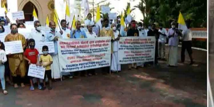 കുർബാന ഏകീകരണം ; മേജർ ആർച്ച് ബിഷപ്പ് ഹൗസിന് മുന്നിൽ പ്രതിഷേധം കുർബാന ഏകീകരണം ; മേജർ ആർച്ച് ബിഷപ്പ് ഹൗസിന് മുന്നിൽ പ്രതിഷേധം