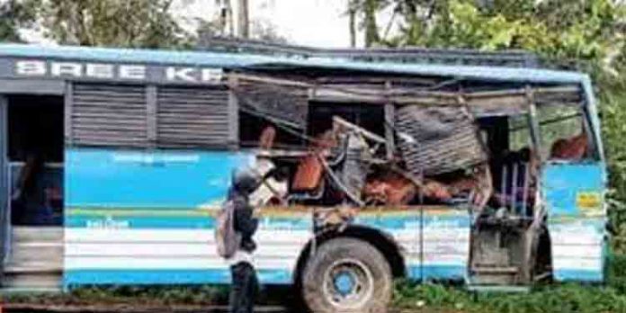 നിര്ത്തിയിട്ട ലോറി ഉരുണ്ടു നീങ്ങി ഓടിക്കൊണ്ടിരുന്ന ബസ്സിലിടിച്ചു ; വിദ്യാര്ഥികളടക്കം എട്ടുപേര്ക്ക് പരിക്ക് നിര്ത്തിയിട്ട ലോറി ഉരുണ്ടു നീങ്ങി ഓടിക്കൊണ്ടിരുന്ന ബസ്സിലിടിച്ചു ; വിദ്യാര്ഥികളടക്കം എട്ടുപേര്ക്ക് പരിക്ക്