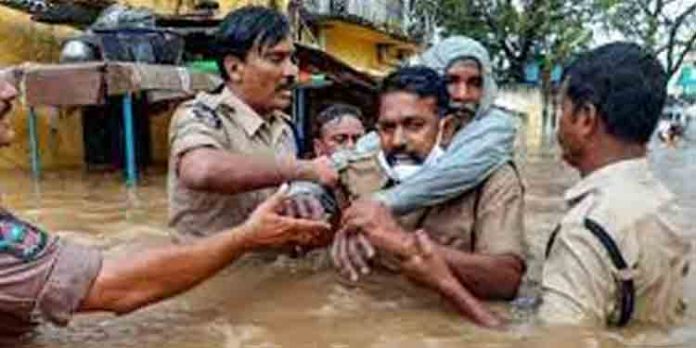 ആന്ധ്രാപ്രദേശിൽ പെരുമഴയിലും വെള്ളപ്പൊക്കത്തിലുമായി 29 പേർ മരിച്ചു ആന്ധ്രാപ്രദേശിൽ പെരുമഴയിലും വെള്ളപ്പൊക്കത്തിലുമായി 29 പേർ മരിച്ചു