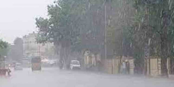 അതിശക്തമായ മഴ ; ഇന്നും നാളെയും എട്ട് ജില്ലകളില് ഓറഞ്ച് അലര്ട്ട് അതിശക്തമായ മഴ ; ഇന്നും നാളെയും എട്ട് ജില്ലകളില് ഓറഞ്ച് അലര്ട്ട്