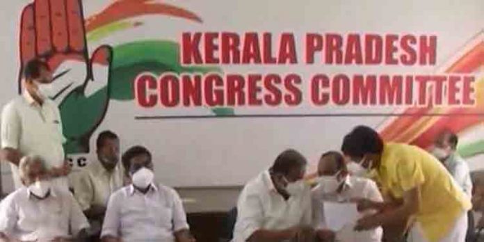 പുനസംഘടന നിര്ത്തിവയ്ക്കണമെന്ന് എ, ഐ ഗ്രൂപ്പുകള് ; തീരുമാനം ഹൈക്കമാന്ഡിന് വിട്ട് സുധാകരന് പുനസംഘടന നിര്ത്തിവയ്ക്കണമെന്ന് എ, ഐ ഗ്രൂപ്പുകള് ; തീരുമാനം ഹൈക്കമാന്ഡിന് വിട്ട് സുധാകരന്