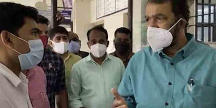 പരാതികള് കൂമ്പാരം – മന്ത്രി വിളിച്ചിട്ടും ഫോണെടുത്തില്ല ; പരീക്ഷാഭവനില് മന്ത്രിയുടെ മിന്നല് പരിശോധന പരാതികള് കൂമ്പാരം – മന്ത്രി വിളിച്ചിട്ടും ഫോണെടുത്തില്ല ; പരീക്ഷാഭവനില് മന്ത്രിയുടെ മിന്നല് പരിശോധന