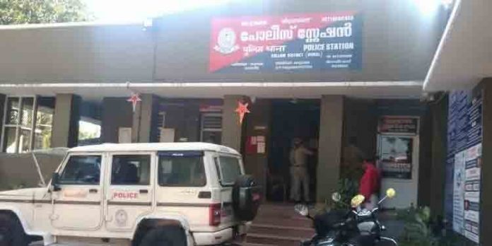 കൊട്ടാരക്കര ഉമ്മന്നൂരില് വീട്ടമ്മ ആസിഡ് കുടിച്ച് മരിച്ച സംഭവത്തില് ഭര്ത്താവ് പിടിയില് കൊട്ടാരക്കര ഉമ്മന്നൂരില് വീട്ടമ്മ ആസിഡ് കുടിച്ച് മരിച്ച സംഭവത്തില് ഭര്ത്താവ് പിടിയില്
