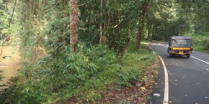 കല്ലാറിന്റെ തീരമിടിയുന്നത് അപകടക്കെണിയാകുന്നു കല്ലാറിന്റെ തീരമിടിയുന്നത് അപകടക്കെണിയാകുന്നു