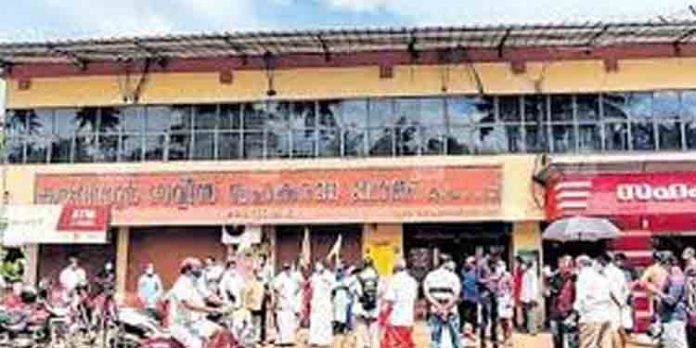 കരുവന്നൂർ ബാങ്ക് തട്ടിപ്പ് കേസിലെ ആറ് പ്രതികളുടെ ആസ്തികൾ മരവിപ്പിച്ചു കരുവന്നൂർ ബാങ്ക് തട്ടിപ്പ് കേസിലെ ആറ് പ്രതികളുടെ ആസ്തികൾ മരവിപ്പിച്ചു