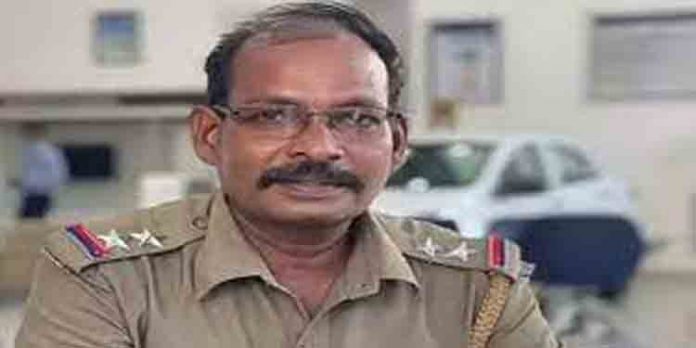 എസ്.ഐയെ വെട്ടിക്കൊലപ്പെടുത്തിയത് കുട്ടിക്കുറ്റവാളികള് ; നാലുപേര് അറസ്റ്റില് എസ്.ഐയെ വെട്ടിക്കൊലപ്പെടുത്തിയത് കുട്ടിക്കുറ്റവാളികള് ; നാലുപേര് അറസ്റ്റില്