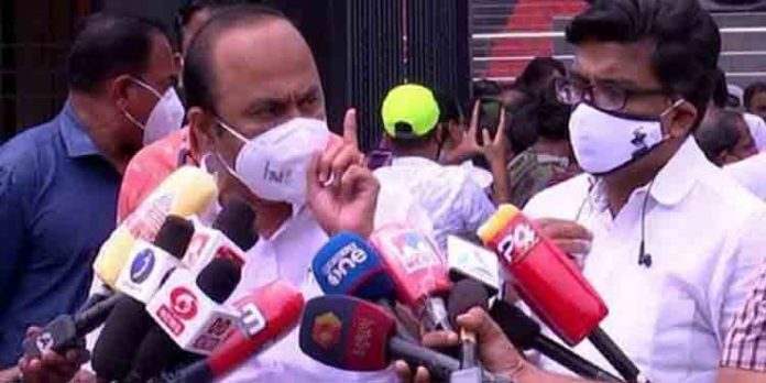 വൈദ്യുതി നിരക്കും ബസ് ചാർജും വർധിപ്പിക്കാനുള്ള നീക്കം ജനങ്ങളോടുള്ള വെല്ലുവിളിയാണെന്ന് വി.ഡി സതീശൻ വൈദ്യുതി നിരക്കും ബസ് ചാർജും വർധിപ്പിക്കാനുള്ള നീക്കം ജനങ്ങളോടുള്ള വെല്ലുവിളിയാണെന്ന് വി.ഡി സതീശൻ