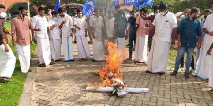 കണ്ണൂർ സര്വ്വകാലാശാലയില് കെഎസ്യു പ്രതിഷേധം ; വിസിയുടെ കോലം കത്തിച്ചു കണ്ണൂർ സര്വ്വകാലാശാലയില് കെഎസ്യു പ്രതിഷേധം ; വിസിയുടെ കോലം കത്തിച്ചു