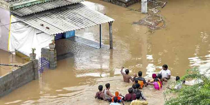 അഞ്ചാം ദിവസവും ശക്തമായ മഴ ; ആന്ധ്രപ്രദേശില് വെള്ളപ്പൊക്കത്തില് 49 മരണം അഞ്ചാം ദിവസവും ശക്തമായ മഴ ; ആന്ധ്രപ്രദേശില് വെള്ളപ്പൊക്കത്തില് 49 മരണം