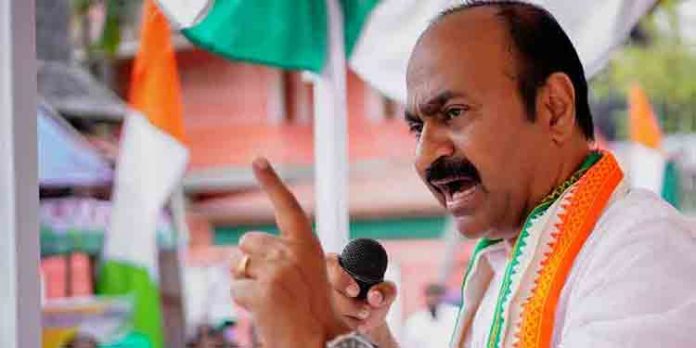 സ്ത്രീകളോട് അപമര്യാദയായി പെരുമാറാനുള്ള എന്ത് ലൈസന്സാണ് പോലീസിനുള്ളത് ? ; വി.ഡി സതീശന് സ്ത്രീകളോട് അപമര്യാദയായി പെരുമാറാനുള്ള എന്ത് ലൈസന്സാണ് പോലീസിനുള്ളത് ? ; വി.ഡി സതീശന്