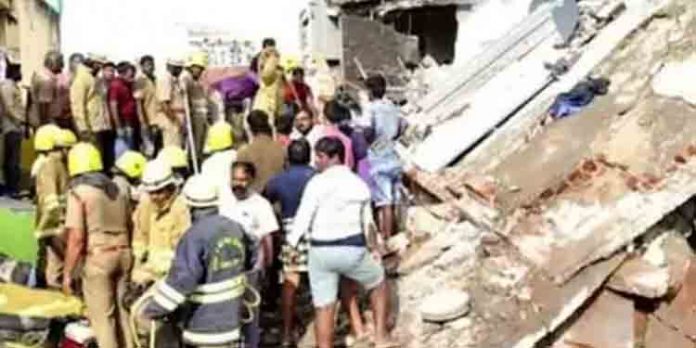 പാചകവാതക സിലിണ്ടര് പൊട്ടിത്തെറിച്ച് അപകടo : അഗ്നിശമന സേന ജീവനക്കാരനടക്കം അഞ്ച് പേര് മരിച്ചു ; 17 പേര്ക്ക് പരിക്കേറ്റു പാചകവാതക സിലിണ്ടര് പൊട്ടിത്തെറിച്ച് അപകടo : അഗ്നിശമന സേന ജീവനക്കാരനടക്കം അഞ്ച് പേര് മരിച്ചു ; 17 പേര്ക്ക് പരിക്കേറ്റു