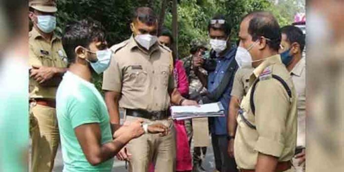 വിദ്യാര്ഥിനിയെ കുത്തിപരിക്കേല്പ്പിച്ച സംഭവം ; പ്രതികളെ സംഭവ സ്ഥലത്തെത്തിച്ച് തെളിവെടുപ്പ് നടത്തി വിദ്യാര്ഥിനിയെ കുത്തിപരിക്കേല്പ്പിച്ച സംഭവം ; പ്രതികളെ സംഭവ സ്ഥലത്തെത്തിച്ച് തെളിവെടുപ്പ് നടത്തി