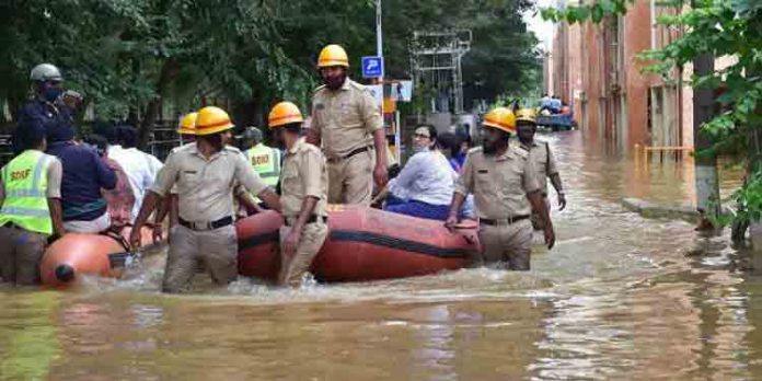 ആന്ധ്രാ പ്രളയത്തില് മരണം 59 ആയി ; 25 ഗ്രാമങ്ങള് വെള്ളത്തില് ആന്ധ്രാ പ്രളയത്തില് മരണം 59 ആയി ; 25 ഗ്രാമങ്ങള് വെള്ളത്തില്