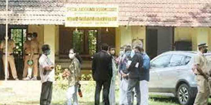 രണ്ടാം മാറാട് കലാപ കേസില് വിധി പറഞ്ഞ പ്രത്യേക കോടതി ജഡ്ജിക്ക് ഭീഷണി രണ്ടാം മാറാട് കലാപ കേസില് വിധി പറഞ്ഞ പ്രത്യേക കോടതി ജഡ്ജിക്ക് ഭീഷണി