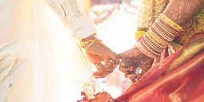 മകളുടെ പ്രണയവിവാഹം ; ഗൃഹനാഥന് ഭാര്യയേയും മക്കളേയും വിവാഹത്തലേന്ന് വെട്ടിപ്പരിക്കേല്പിച്ചു മകളുടെ പ്രണയവിവാഹം ; ഗൃഹനാഥന് ഭാര്യയേയും മക്കളേയും വിവാഹത്തലേന്ന് വെട്ടിപ്പരിക്കേല്പിച്ചു