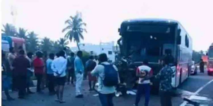 തമിഴ്നാട് കൃഷ്ണഗിരിയില് കെഎസ്ആര്ടിസി സ്കാനിയ ബസും ലോറിയും കൂട്ടിയിടിച്ച് അപകടം തമിഴ്നാട് കൃഷ്ണഗിരിയില് കെഎസ്ആര്ടിസി സ്കാനിയ ബസും ലോറിയും കൂട്ടിയിടിച്ച് അപകടം