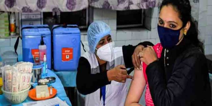 കോവിഡ് വാക്സിന് അധിക ഡോസ് ; തീരുമാനം സാമ്പത്തിക ശാസ്ത്രത്തെ അടിസ്ഥാനമാക്കിയുള്ളതല്ലെന്ന് ഡല്ഹി ഹൈക്കോടതി കോവിഡ് വാക്സിന് അധിക ഡോസ് ; തീരുമാനം സാമ്പത്തിക ശാസ്ത്രത്തെ അടിസ്ഥാനമാക്കിയുള്ളതല്ലെന്ന് ഡല്ഹി ഹൈക്കോടതി