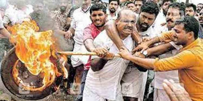 മോഫിയയുടെ മരണം പ്രതിക്ഷേധം ശക്തമാക്കാനൊരുങ്ങി കോണ്ഗ്രസ് ; പ്രതിപക്ഷനേതാവ് ഇന്ന് ആലുവയില് മോഫിയയുടെ മരണം പ്രതിക്ഷേധം ശക്തമാക്കാനൊരുങ്ങി കോണ്ഗ്രസ് ; പ്രതിപക്ഷനേതാവ് ഇന്ന് ആലുവയില്