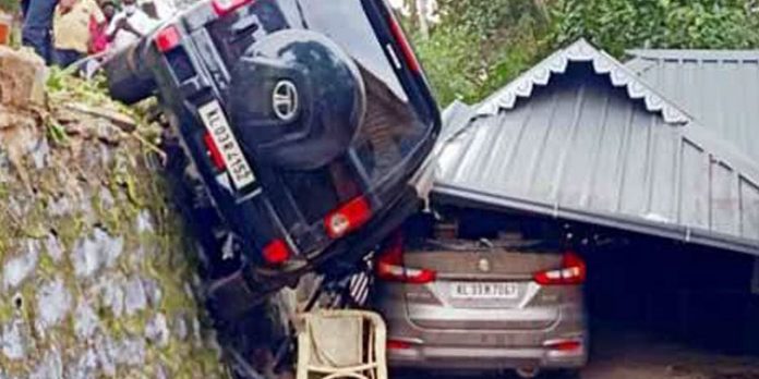അമിതവേഗത്തിലെത്തിയ കാര് മതില് തകര്ത്തു വീട്ടുമുറ്റത്തേയ്ക്കു മറിഞ്ഞു അമിതവേഗത്തിലെത്തിയ കാര് മതില് തകര്ത്തു വീട്ടുമുറ്റത്തേയ്ക്കു മറിഞ്ഞു