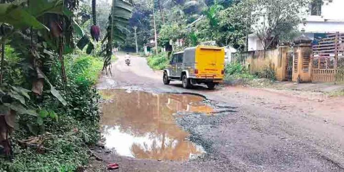 ഇരിക്കൂര് – കണ്ണൂര് റോഡ് യാത്രാ യോഗ്യമല്ല – അപകടം പതിവാകുന്നു ഇരിക്കൂര് – കണ്ണൂര് റോഡ് യാത്രാ യോഗ്യമല്ല – അപകടം പതിവാകുന്നു