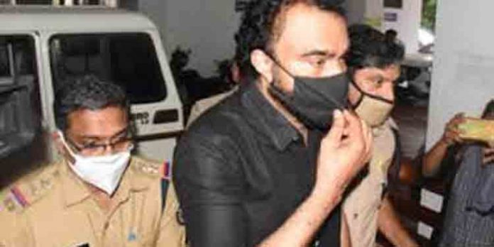35 പുരാവസ്തുക്കളും വ്യാജമെന്ന് സ്ഥിരീകരണം ; മോന്സന് മാവുങ്കലിന് കുരുക്ക് മുറുകുന്നു 35 പുരാവസ്തുക്കളും വ്യാജമെന്ന് സ്ഥിരീകരണം ; മോന്സന് മാവുങ്കലിന് കുരുക്ക് മുറുകുന്നു