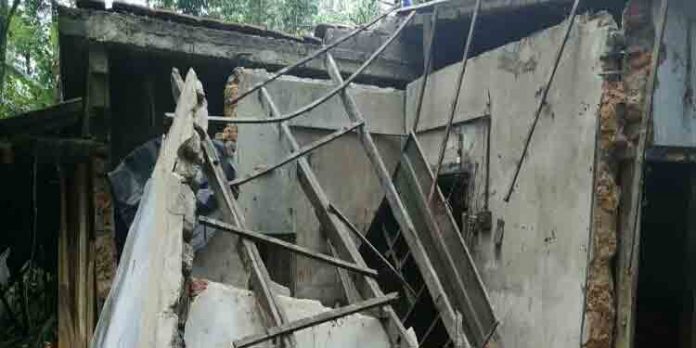 കനത്ത മഴയെതുടര്ന്ന് ചെന്നിത്തലയില് വീട് തകര്ന്നു വീണു കനത്ത മഴയെതുടര്ന്ന് ചെന്നിത്തലയില് വീട് തകര്ന്നു വീണു