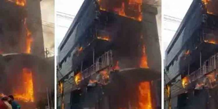 കൊച്ചി ഇടപ്പള്ളിയില് നാല് നില കെട്ടിടത്തിൽ വൻ തീപിടുത്തം കൊച്ചി ഇടപ്പള്ളിയില് നാല് നില കെട്ടിടത്തിൽ വൻ തീപിടുത്തം