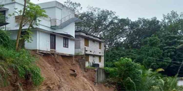 മലയിന്കീഴ് കരിപ്പൂരില് മണ്ണിടിഞ്ഞ് വീട് അപകടാവസ്ഥയില് മലയിന്കീഴ് കരിപ്പൂരില് മണ്ണിടിഞ്ഞ് വീട് അപകടാവസ്ഥയില്