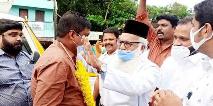പ്രായം തളര്ത്താത്ത ആവേശവുമായി…, എഐവൈഎഫ് പതാക ജാഥയെ സ്വീകരിക്കാന് വൈദീകപ്രമുഖനും പ്രായം തളര്ത്താത്ത ആവേശവുമായി…, എഐവൈഎഫ് പതാക ജാഥയെ സ്വീകരിക്കാന് വൈദീകപ്രമുഖനും
