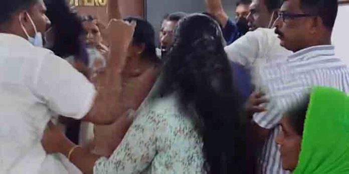 തൃക്കാക്കര നഗരസഭയില് ഭരണ-പ്രതിപക്ഷ അംഗങ്ങള് തമ്മില് സംഘര്ഷം ; ചെയര്പേഴ്സണ് അജിത തങ്കപ്പന് പരിക്ക് തൃക്കാക്കര നഗരസഭയില് ഭരണ-പ്രതിപക്ഷ അംഗങ്ങള് തമ്മില് സംഘര്ഷം ; ചെയര്പേഴ്സണ് അജിത തങ്കപ്പന് പരിക്ക്