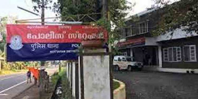 കുറുവാ സംഘത്തില് ഉള്പ്പെട്ട ആളെന്ന് സംശയം ; മധ്യവയസ്ക്കനെ നാട്ടുകാര് പിടികൂടി പോലീസിലേല്പ്പിച്ചു കുറുവാ സംഘത്തില് ഉള്പ്പെട്ട ആളെന്ന് സംശയം ; മധ്യവയസ്ക്കനെ നാട്ടുകാര് പിടികൂടി പോലീസിലേല്പ്പിച്ചു
