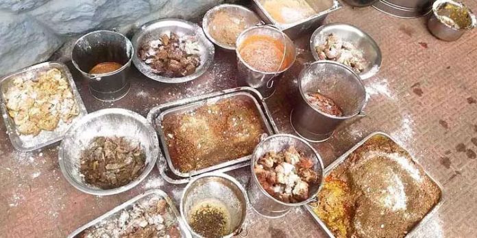 ഹോട്ടലുകളിൽ നിന്ന് പഴകിയ ആഹാരസാധനങ്ങൾ പിടികൂടി ഹോട്ടലുകളിൽ നിന്ന് പഴകിയ ആഹാരസാധനങ്ങൾ പിടികൂടി