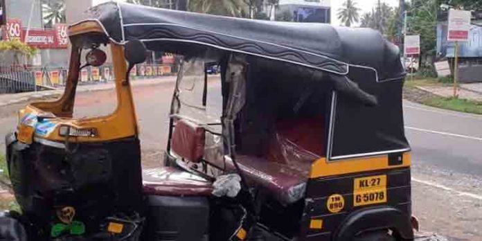 ഓട്ടോറിക്ഷയും ബൈക്കും കൂട്ടിയിടിച്ച് അപകടo ; ആറു വയസുകാരന്റെ കണ്ണില് ചില്ല് തുളഞ്ഞു കയറി ഓട്ടോറിക്ഷയും ബൈക്കും കൂട്ടിയിടിച്ച് അപകടo ; ആറു വയസുകാരന്റെ കണ്ണില് ചില്ല് തുളഞ്ഞു കയറി