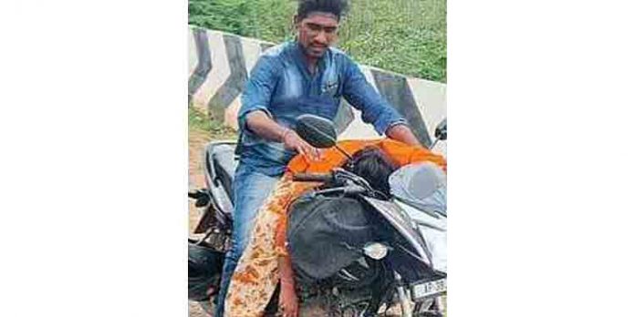 മരിച്ച കാമുകിയുടെ മൃതദേഹവുമായി യുവാവ് ബൈക്കില് സഞ്ചരിച്ചത് മുപ്പത് കിലോമീറ്റര് ; ഒടുവില് പോലീസ് പിടികൂടി മരിച്ച കാമുകിയുടെ മൃതദേഹവുമായി യുവാവ് ബൈക്കില് സഞ്ചരിച്ചത് മുപ്പത് കിലോമീറ്റര് ; ഒടുവില് പോലീസ് പിടികൂടി