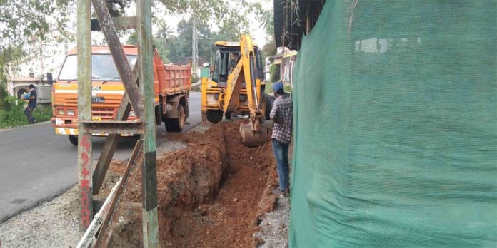 വെള്ളക്കെട്ടിന് പരിഹാരം ; ഓട നിർമ്മാണം ആരംഭിച്ചു വെള്ളക്കെട്ടിന് പരിഹാരം ; ഓട നിർമ്മാണം ആരംഭിച്ചു